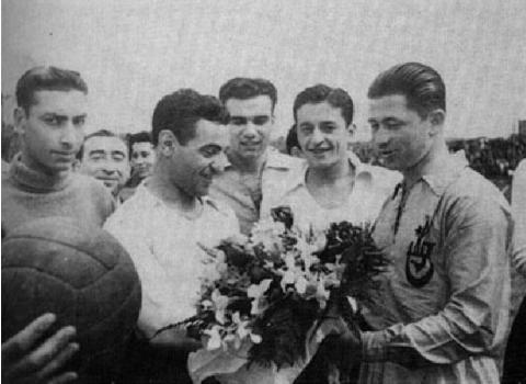 1940'lı yıllarda Fenerbahçe Stadı'nda oynanan bir Beşiktaş-İstanbulspor maçı öncesinde takım kaptanları Hakkı Yeten ile Tarık Erer birbirlerine Çiçek sunarlarken Nevzat Mamat, Hakem Necdet Gezen, Cihat Ergün, Şakir Uluatlı da bu mütevazı ve samimi töreni izliyorlar.