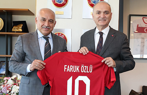 Dzce Belediye Bakan Faruk zl'den Mehmet Bykeki'ye ziyaret