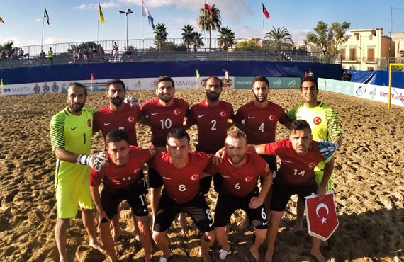 Plaj Futbolu Milli Takm, ngiltere'yi 4-2 yendi
