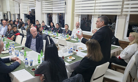 Sinop Valisi �zarslan, Kad�n A Mill� Tak�m�m�z Onuruna Yemek Verdi