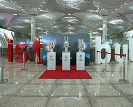 UEFA Sper Kupa stanbul Havalimannda sergileniyor