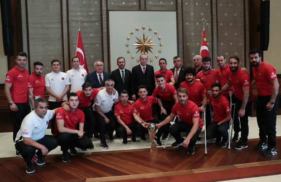 Cumhurbakan Erdoan, Ampute Futbol Milli Takmn kabul etti
