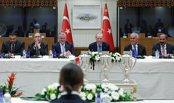 Cumhurbakan, Bakan Bak, Hacosmanolu ve Sper Lig'e kan Kulpleri Arlad
