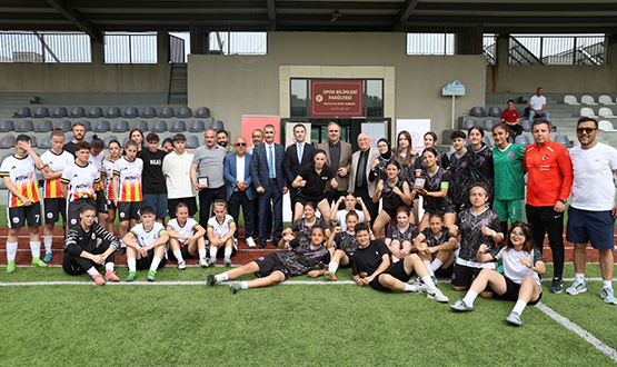 Ural Akzm, U16 stanbul Liseleraras Kadn Futbol Kupas'n Takdim Etti