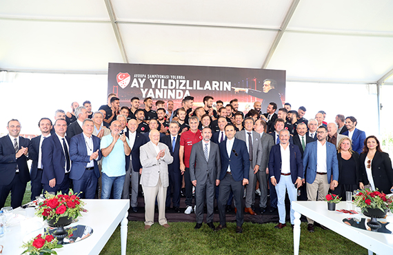Bakan zdemir ve A Milli Takm, TFF sponsorlar ile bulutu