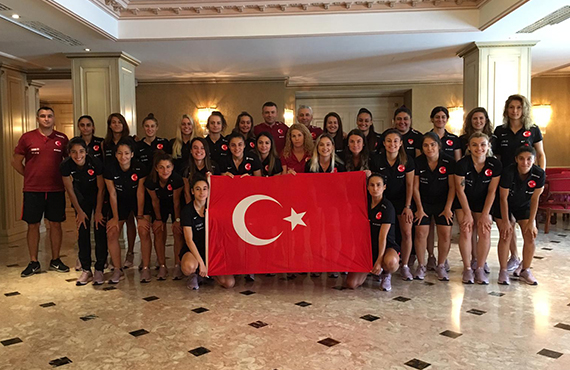 Kadn A Milliler, Zafer Bayram'n kutlad