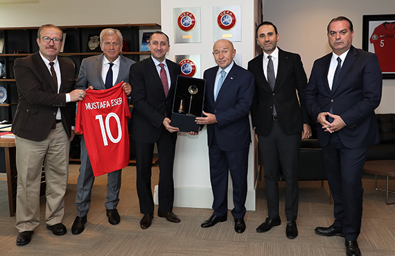 Trk Telekom'dan Nihat zdemir'e ziyaret