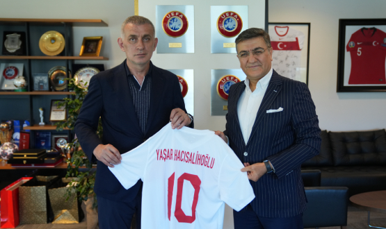lhan Yaar Hacsaliholu'ndan TFF Bakan Hacosmanolu'na Ziyaret