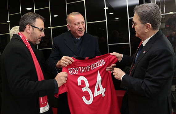 TFF Bakan Greli'den Cumhurbakan Erdoan'a imzal milli forma