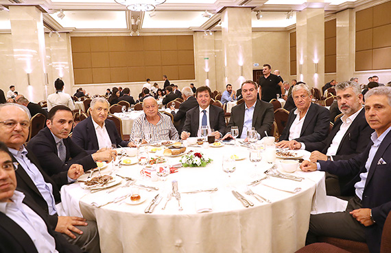 Bakan Servet Yardmc'dan futbol ailesine yemek
