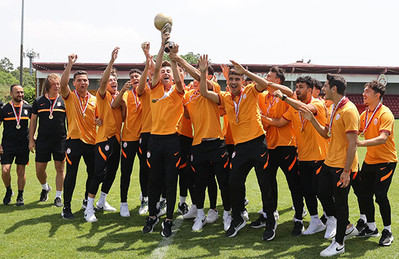 U19 Sper Lig ampiyonu Galatasaray kupasn ald