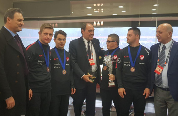 Bakan Demirren, Down Sendromlular Milli Takm ile bir araya geldi