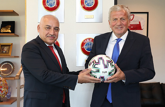 Servet Yardmc'dan Bakan Mehmet Büyükeki'ye ziyaret