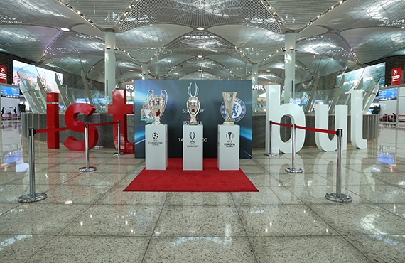 UEFA Sper Kupa stanbul Havaliman'nda sergileniyor