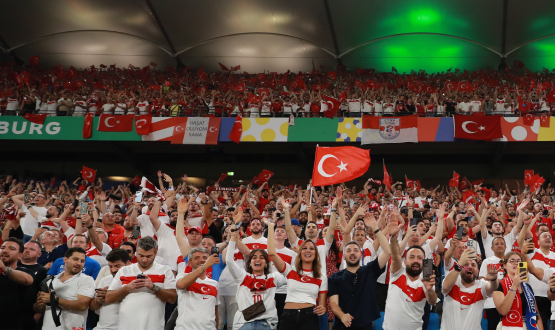 Avusturya Manda Tribnleri Tekrar Beyaza Boyayacaz