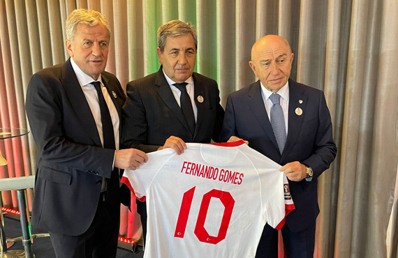 Bakan Nihat zdemir ile Fernando Gomes bir araya geldi