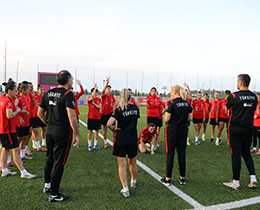 Kad�n A Mill� Tak�m�m�z Malta Ma��na Haz�r