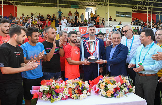 Kepez Belediyespor'a kupasını Ramazan Üçdan verdi
