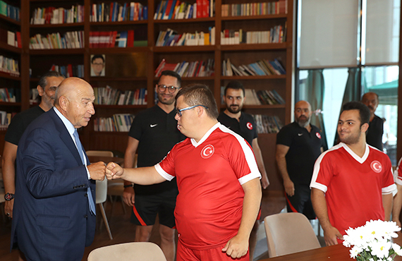Özdemir, Down Sendromlular Futsal Milli Takm ile bir araya geldi