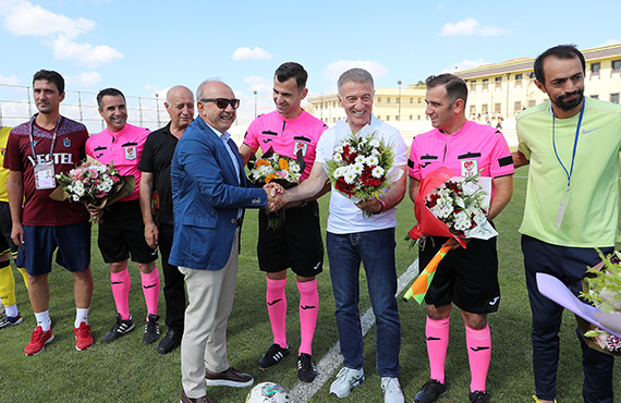 Rezerv Lig ilk maçında başkanlar, teknik direktörler, kaptan ve hakemlere çiçek