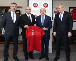 Kosova Futbol Federasyonu Bakan Ademiden Nihat Özdemire ziyaret 