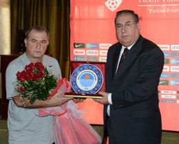 Bakan zcan, Milli Takm ziyaret etti