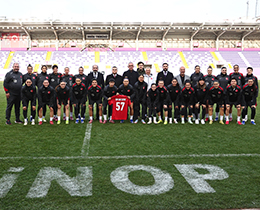 Kad�n A Mill� Tak�m�m�z, �svi�re Ma��na Haz�r