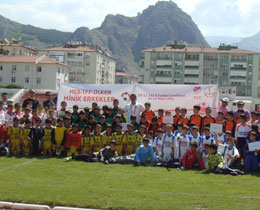 Minikler Futbol enliine Amasya Kz Futbol Okulu destek verdi