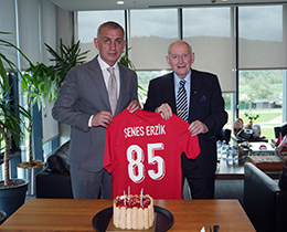 TFF Onursal Ba�kan� �enes Erzik ��in Do�um G�n� Kutlamas� D�zenlendi