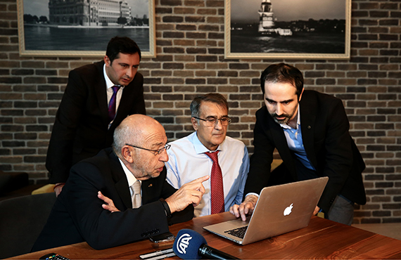 Nihat zdemir ve enol Gne, AA'nn 'Yln Fotoraflar' oylamasna katld