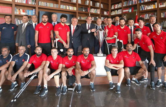 Yldrm Demirren ile Ampute Milli Takm bir araya geldi