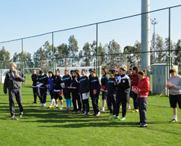 Kadn antrenrlere zel UEFA B Lisans kursu sona erdi