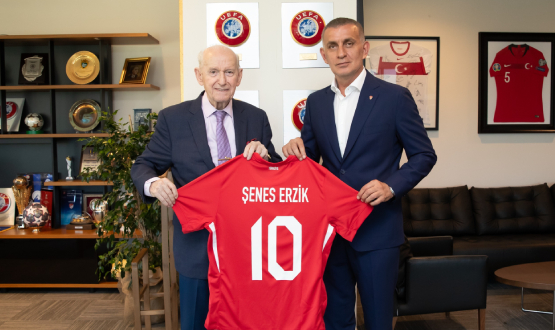 TFF Onursal Bakan enes Erzik'ten TFF Bakan Hacosmanolu'na Ziyaret