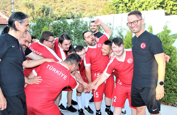 Down Sendromlular Futsal Milli Takm almalarn srdryor