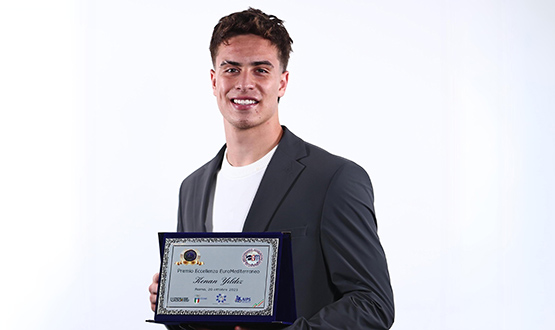 A Mill Futbolcumuz Kenan Yldz'a Mkemmeliyet dl