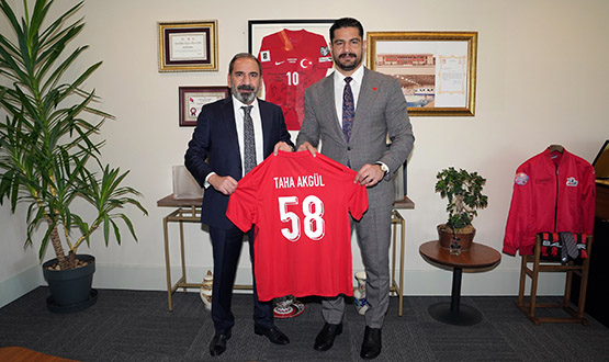 Taha Akg�l'den, TFF Ba�kan Vekili Mecnun Otyakmaz'a Ziyaret