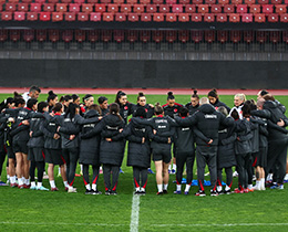 Kad�n A Mill� Tak�m�m�z �svi�re �le Kar��la��yor