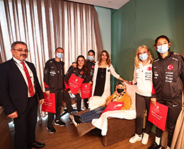 Kad�n A Mill� Tak�m�m�z, Hastalara Moral Ziyaretinde Bulundu