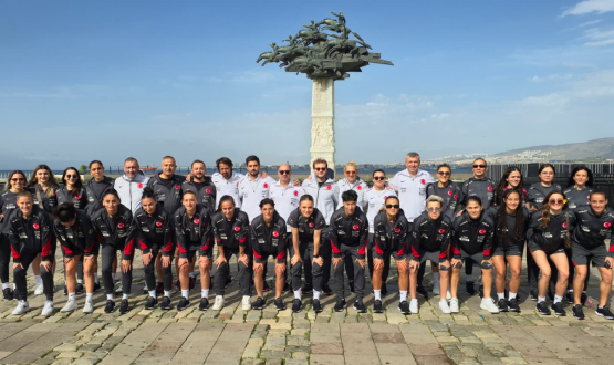 Kadn A Mill Takmmz, zmir'de Yry Yapt