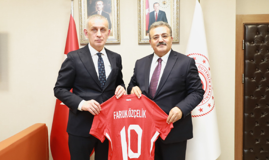 Bakan Hacosmanolu, Bakan Yardmcs zelik'i Ziyaret Etti