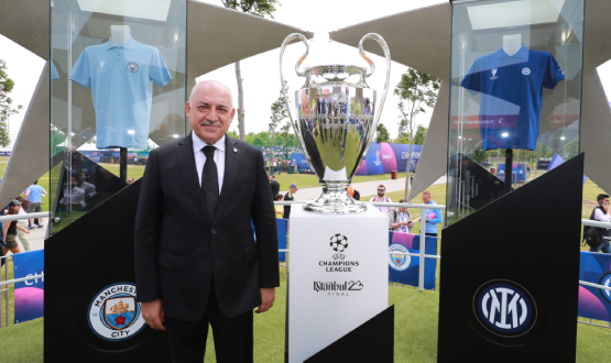 Başkan Büyükekşi, Şampiyonlar Ligi Kupasını Futbolseverlerle Buluşturdu