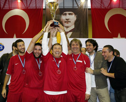 Efes Pilsen Futsal Ligi Medya Cup ampiyonu Fanatik oldu