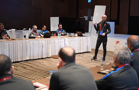Antrenr Eitim Program toplantlarnn altncs stanbul'da yapld