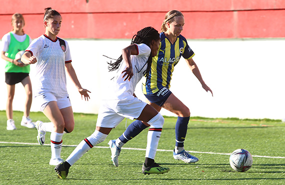 Turkcell Kadn Futbol Sper Ligi'nde ALG Spor ile Wulfz Fatih Karagmrk finalde