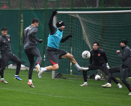 �mit Mill� Tak�m, Haz�rl�klar�n�n �stanbul Etab�n� Ya�mur Alt�nda Tamamlad�