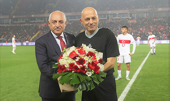 Cneyt akr'dan Bir lk Daha