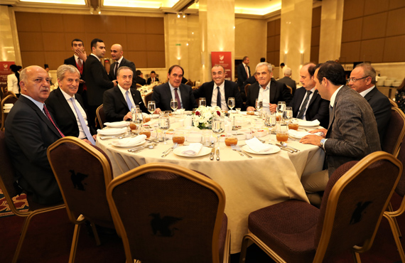 Bakan Demirren'den futbol ailesine iftar yemei