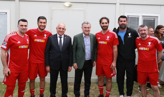 Futbolun Efsaneleri UEFA ampiyonlar Ligi Finali ncesi stanbul'da Bulutu