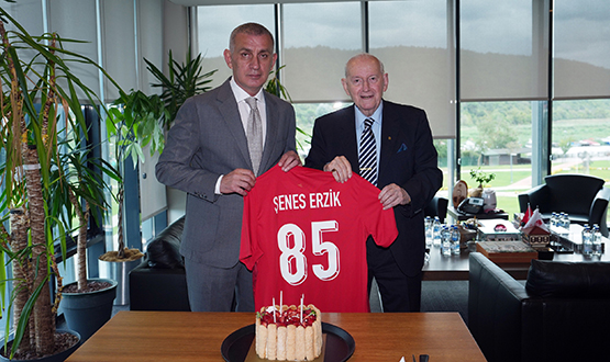TFF Onursal Ba�kan� �enes Erzik ��in Do�um G�n� Kutlamas� D�zenlendi