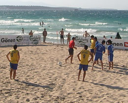 Plaj Futbolu ile Etab balyor